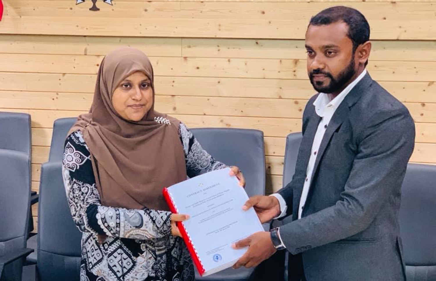 ހދ. ނޮޅިވަރަމްގައި ފެނާއި ނަރުދަމާގެ ނިޒާމު ގާއިމު ކުރުމުގެ އެއްބަސްވުމުގައި ސޮއިކުރުމަށް ފަހު، ލިޔުން ބަދަލުކުރަނީ. --- ފޮޓޯ: ޕްލޭނިން މިނިސްޓްރީ