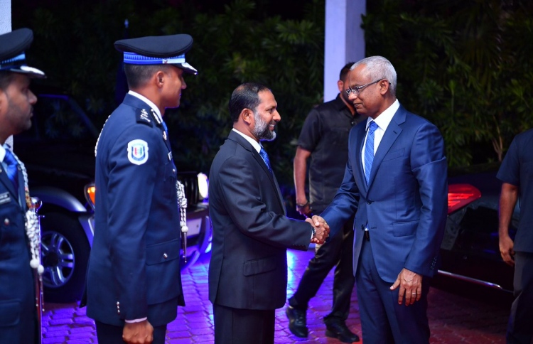 ފުލުހުންނަށް އެފަހަރަކު ޖެހުނު ވަޒީރެއް!