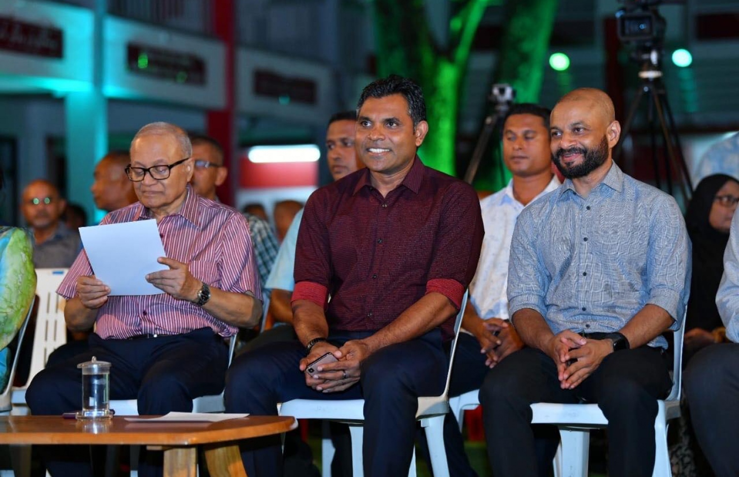 މިރޭގެ ޖަލްސާގައި ނައިބު ރައީސް ފައިސަލް ނަސީމާއި (މ) ކުރީގެ ރައީސް މައުމޫން އަދި މައުމޫންގެ ދަރިކަލުން ފާރިސް ބައިވެރިވެވަޑައިގަންނަވަނީ. --- ފޮޓޯ: ހުސެއިން ވަހީދު/ މިހާރު