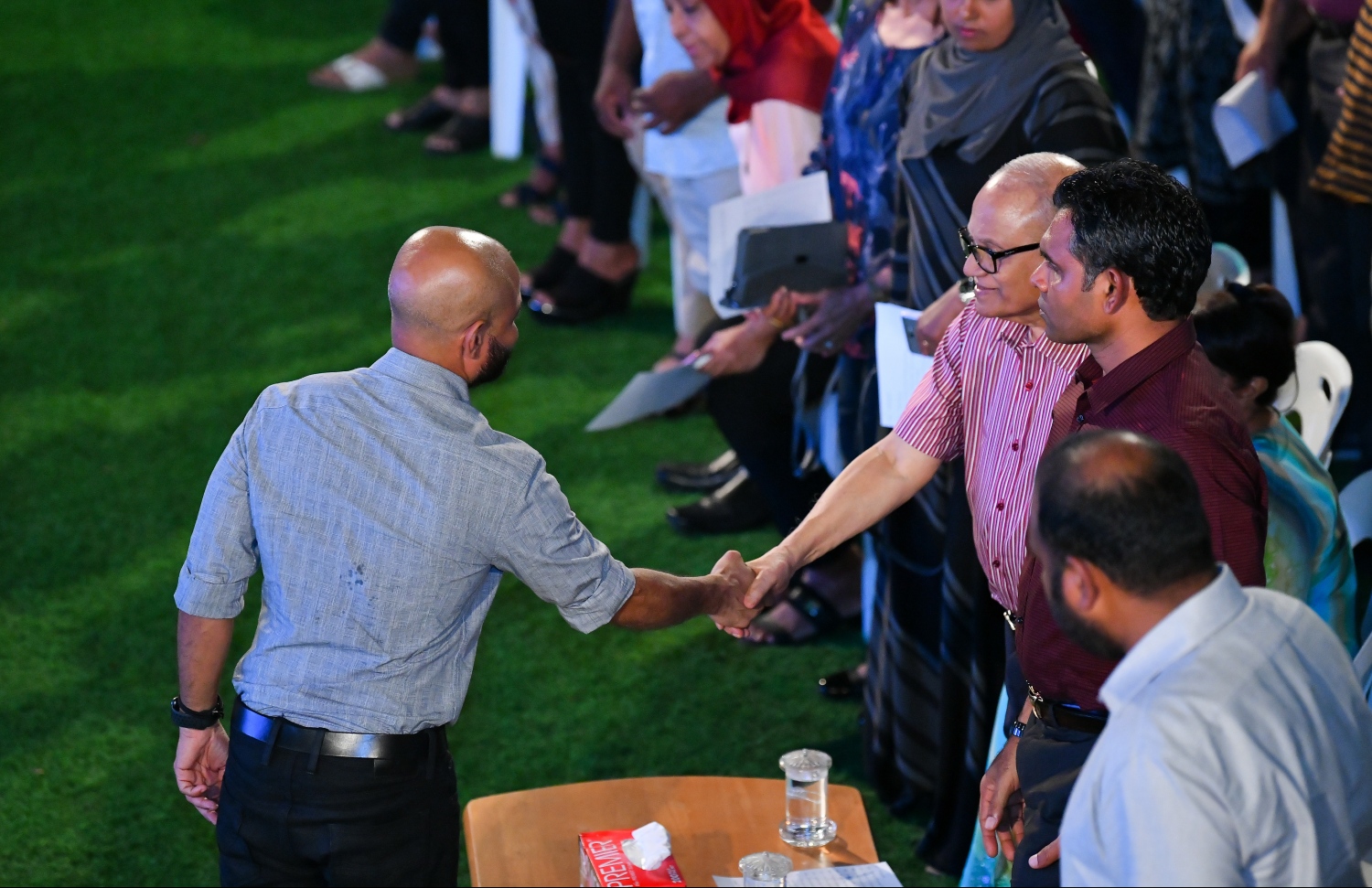 ކުރީގެ ރައީސް މައުމޫން، އެމަނިކުފާނުގެ ދަރިކަލުން އަދި ދިއްގަރު ދާއިރާގެ މެމްބަރު ފާރިސް އާ މިރޭ ސަލާމް ކުރައްވަނީ.--- ފޮޓޯ: ހުސެއިން ވަހީދު/ މިހާރު