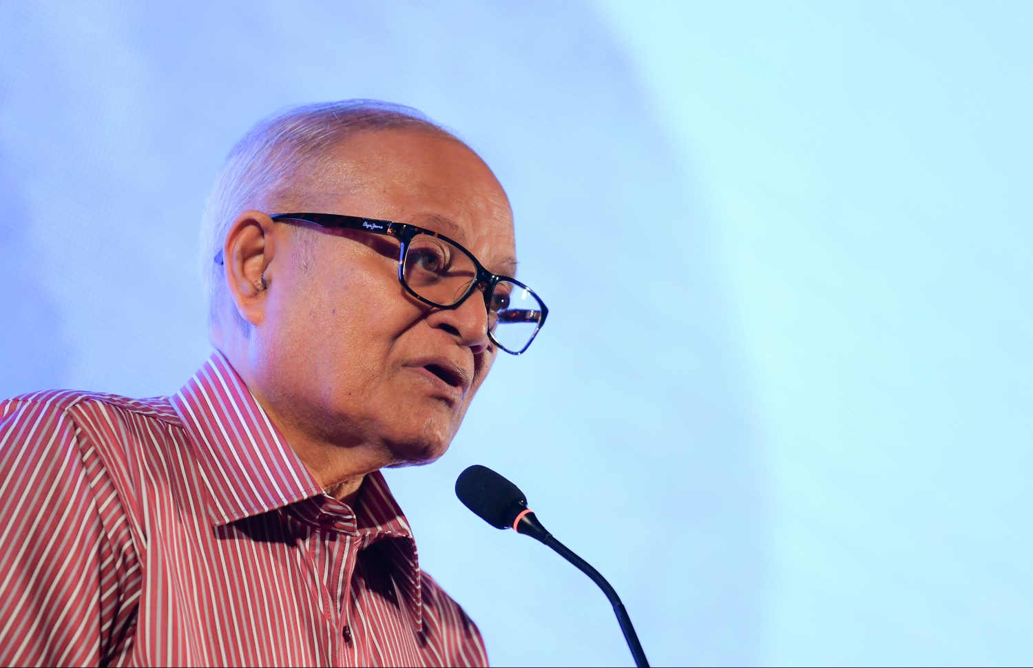 ދަރިކަލުން ފާރިސްގެ ކެމްޕެއިން ޖަލްސާގައި މައުމޫން މިރޭ ވާހަކަފުޅު ދައްކަަވަނީ.---ފޮޓޯ: ހުސައިން ވަހީދު/މިހާރު