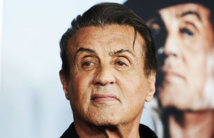 ސްޓެލޯން ސިލްސިލާއެއް ޑައިރެކްޓް ކުރަނީ