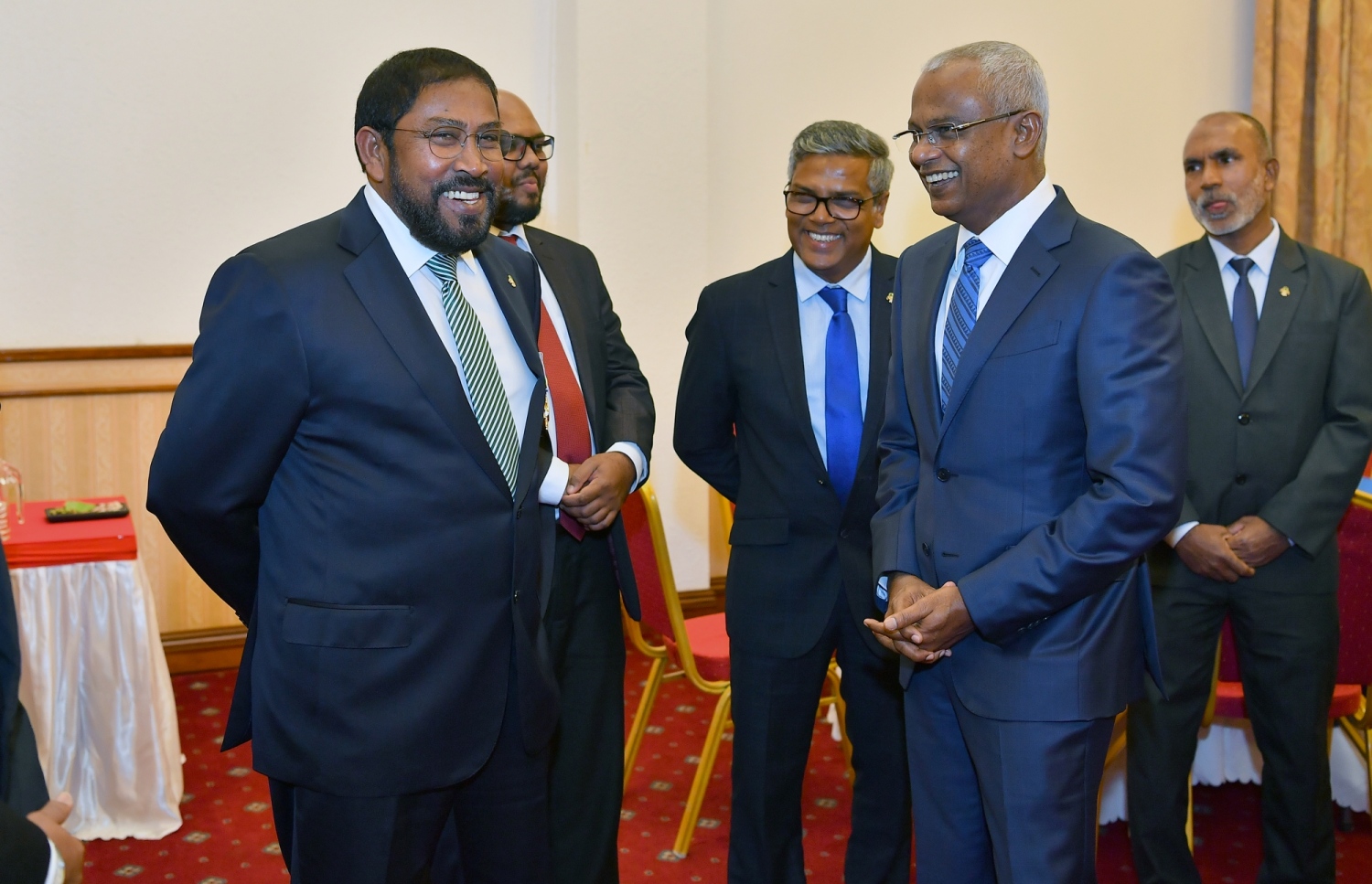 ފުލުހުންގެ 86 ވަނަ އަހަރީ ދުވަސް ފާހަގަކުރަން މިދިޔަ ހުކުރު ދުވަހުގެ ރޭ ބޭއްވި ޖަލްސާ އަށް ފަހު، ރައީސް އިބްރާހިމް މުހައްމަދު ސޯލިހާއި މަޖިލިހުގެ ރައީސް ގާސިމް އަދި މަޖިލިހުގެ ނައިބު ރައީސް މޫސާ މަނިކު ސަމާސާ ކުރައްވަނީ.---ފޮޓޯ: ރައީސް އޮފީސް