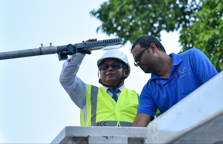 މާލޭ މަގުތަކުގައި ލެޑް ލައިޓު ހަރުކުރަން ފަށައިފި