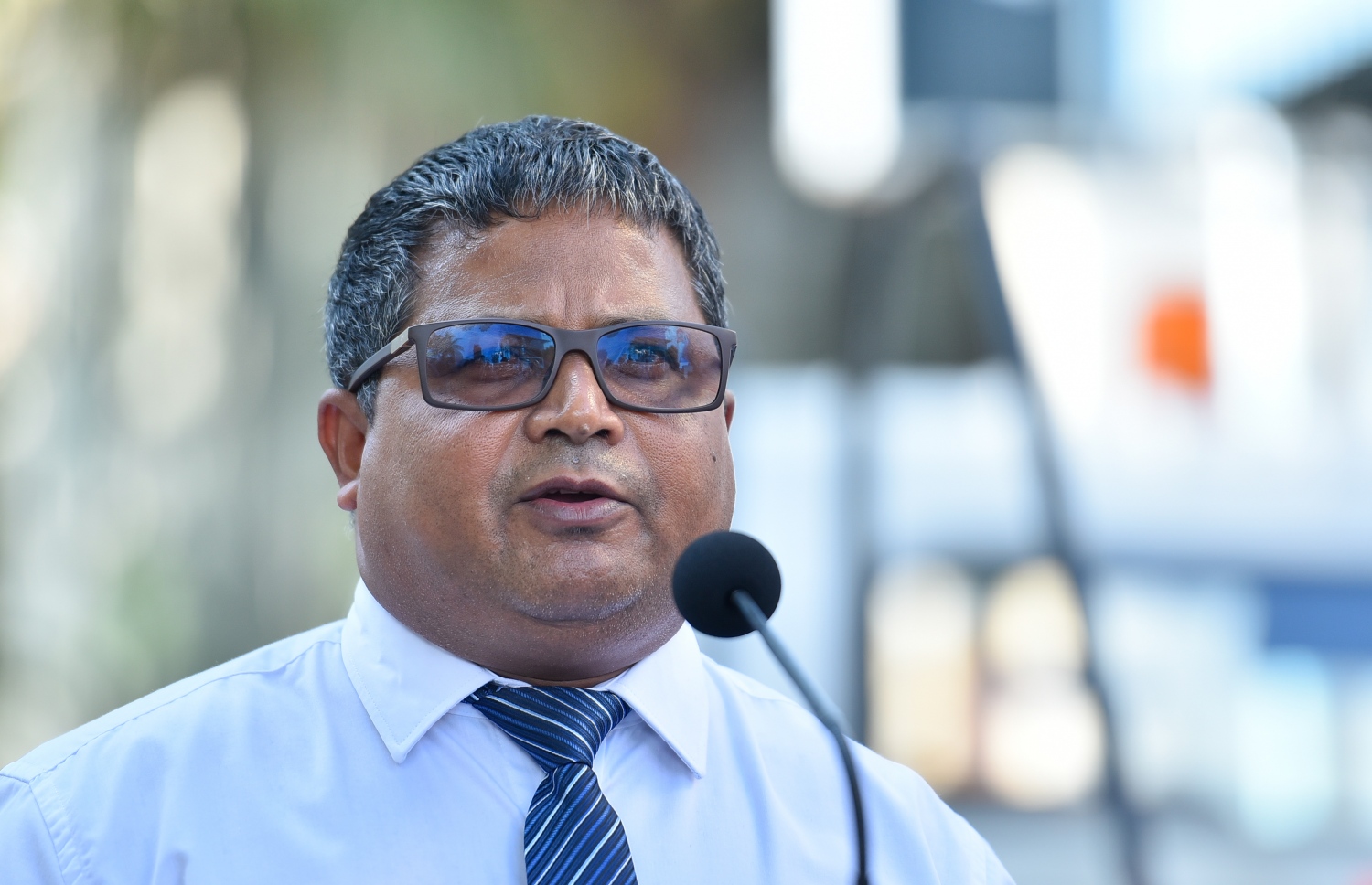 އެންވަޔަރްމަންޓް މިނިސްޓަރު ޑރ. ހުސައިން ރަޝީދު: ވިދާޅުވީ ކުޅުދުއްފުށީ އެއާޕޯޓުގެ މައްސަލަ ހައްލު ކުރެވޭނެ ކަމަށް-- ފޮޓޯ: މިހާރު