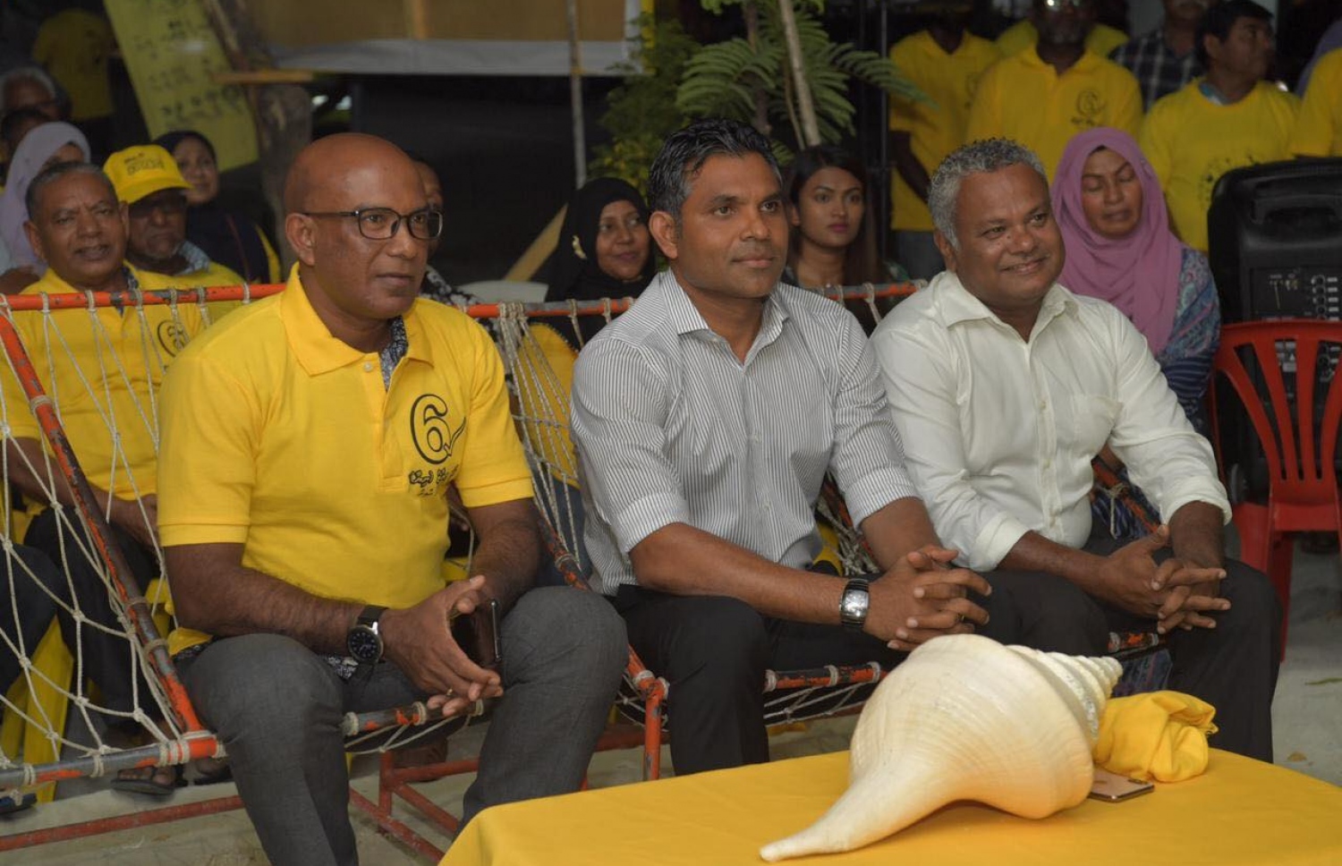 ނައިބު ރައީސް ފައިސަލް ނަސީމާއި (މ) ރައީސް އޮފީހުގެ މިނިސްޓަރު ސަމީރު (ވ) އަދި ހުޅުމާލެ ދާއިރާ އަށް ވާދަކުރައްވާ އެމްޑީޕީގެ ޗެއާޕާސަންގެ ނައިބު އަލީ ނިޔާޒް (ކ) --