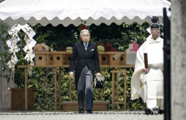 Japan's Emperor Akihito (L) visits the mausoleum of Emperor Jimmu in Kashihara, Nara Prefecture on March 26, 2019 ahead of Akihito's planned abdication. - Akihito will abdicate from the Chrysanthemum Throne on April 30, making way for Crown Prince Naruhito to replace him the following day. (Photo by JAPAN POOL VIA JIJI PRESS / JIJI PRESS / AFP) / 