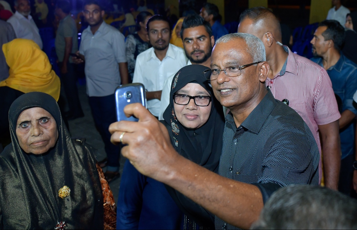 ރައީސް އިބްރާހިމް މުހައްމަދު ސޯލިހް، އަންހެނެއްގެ ފޯނުން ސެލްފީއެއް ނަންގަވަނީ: ވެރިކަމަށް ވަޑައިގެންނެވި ފަހުން ވެސް އެމަނިކުފާނު އާންމުންނާ އެކު ސެލްފީ ނަންގަވާ. --- ފޮޓޯ: މިހާރު