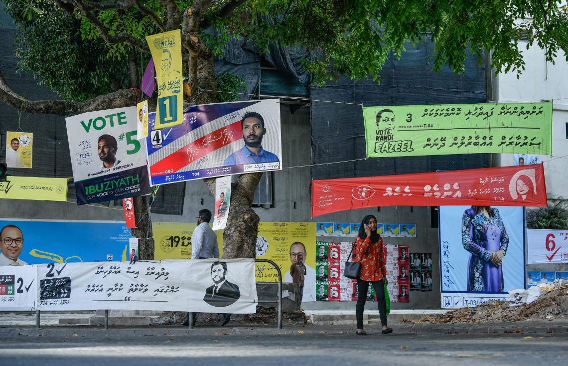 މާލޭ ސަރަހައްދެއްގައި ހުރި ގަސްތަކެއްގައި ކެމްޕޭން ބެނާ ދަމާފައި.---ފޮޓޯ: ނިޝާން އަލީ/މިހާރު