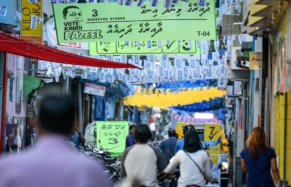 މާލޭގެ މަގެއް ކެމްޕޭން ބެނާއިން ފުރިފައި.---ފޮޓޯ: ނިޝާން އަލީ/މިހާރު