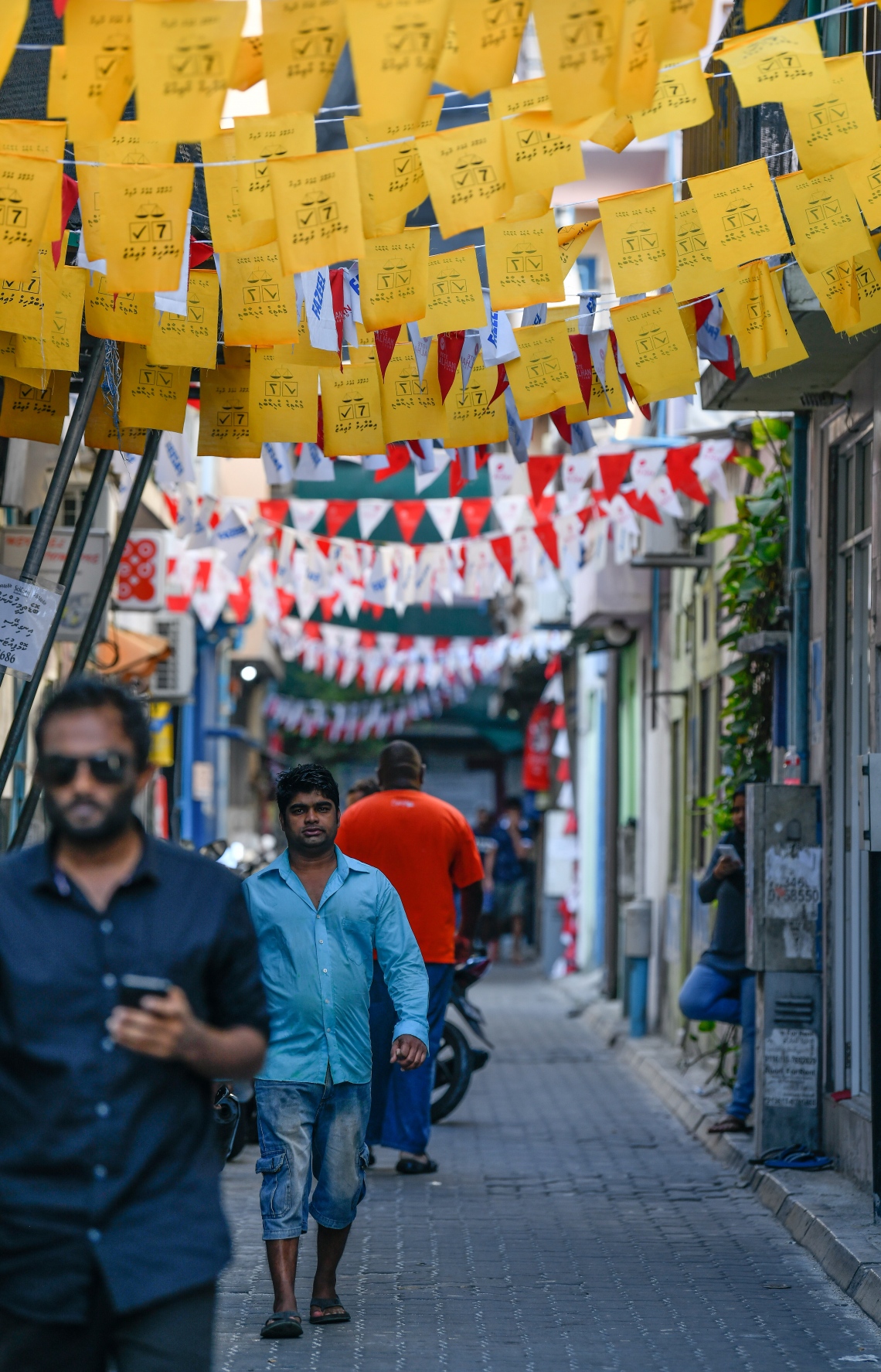 މާލޭގެ މަގެއްގެ އެކި ހިސާބުތަކުގައި ކެމްޕޭން ބެނާ ދަމާފައި.---ފޮޓޯ: ނިޝާން އަލީ/މިހާރު