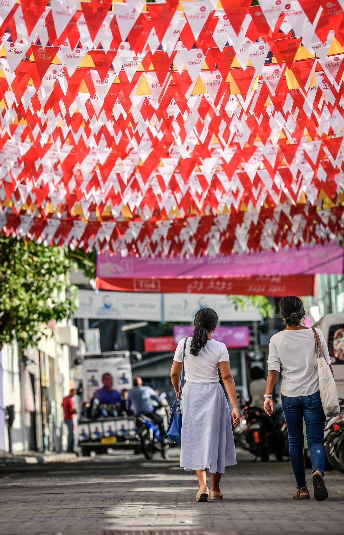 ދިދަފަތި ދަމާ ފުރާލާފައި އޮތް މަގެއްގެ މަތިން ބަޔަކު ހިނގާފައިދަނީ.---ފޮޓޯ: ނިޝާން އަލީ/މިހާރު