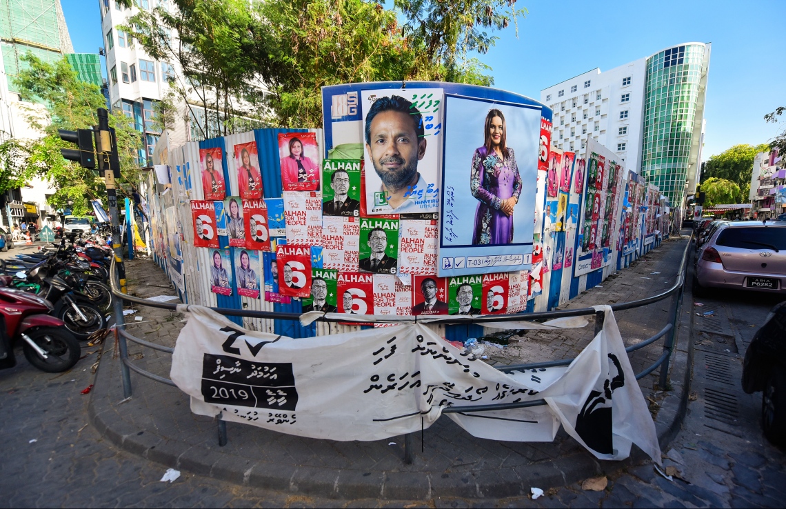 މާލޭގެ ސަރަހައްދެއް ކެމްޕޭން ޕޯސްޓަރާއި ބިލްބޯޑުން ފުރިފައި.---ފޮޓޯ: ހުސައިން ވަހީދު/މިހާރު