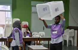 An election official shows the empty ballot box before voting commences in the 2019 Parliamentary Election 2019. PHOTO: NISHAN ALI / MIHAARU