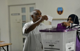 A man casts his ballot in the 2019 Parliamentary Election 2019. PHOTO: HUSSAIN WAHEED / MIHAARU