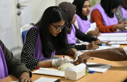 An official at a voting station. PHOTO: HUSSAIN WAHEED / MIHAARU