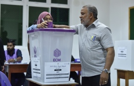 A voter casts his ballot at a polling station for Thaa Atoll placed in Male'. PHOTO: NISHAN ALI/ MIHAARU