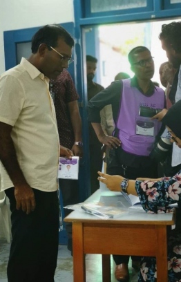 Former President Mohamed Nasheed preparing to cast his vote. PHOTO: MALDIVIAN DEMOCRATIC PARTY (MDP)