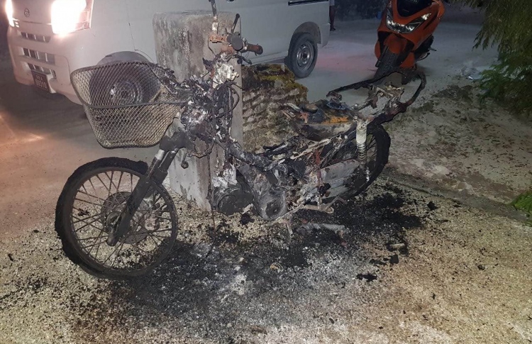 ފޭދޫގައި ސައިކަލެއްގައި ރޯކޮށްލައިފި