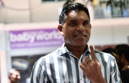 Vice President Faisal Naseem shows the indelible ink on his finger after voting in the 2019 Parliamentary Election 2019. PHOTO: NISHAN ALI / MIHAARU