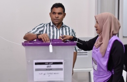 Vice President Faisal Naseem casts his ballot during the Parliamentary Election 2019. PHOTO: NISHAN ALI / MIHAARU