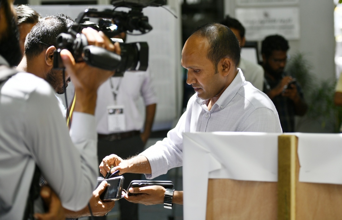 މާލެ: އޭޕްރިލް 6، 2019: ރައްޔިތުންގެ މަޖިލިސް އިންތިހާބުގައި ވިލިމާލެ ދަޢިރާއަށް ކުރިމަތިލެއްވި ކެންޑިޑޭޓު، ކުރީގެ ނައިބު ރައީސް މުހައްމަދު ޖަމީލް ވޯޓުލާ މަރުކަޒެއް ތެރޭގައި.-- ފޮޓޯ: ހުސެން ވަހީދު /މިހާރު