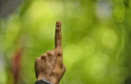 A voter shows off the indelible ink on their finger after voting in the 2019 Parliamentary Election. PHOTO: HUSSAIN WAHEED / MIHAARU