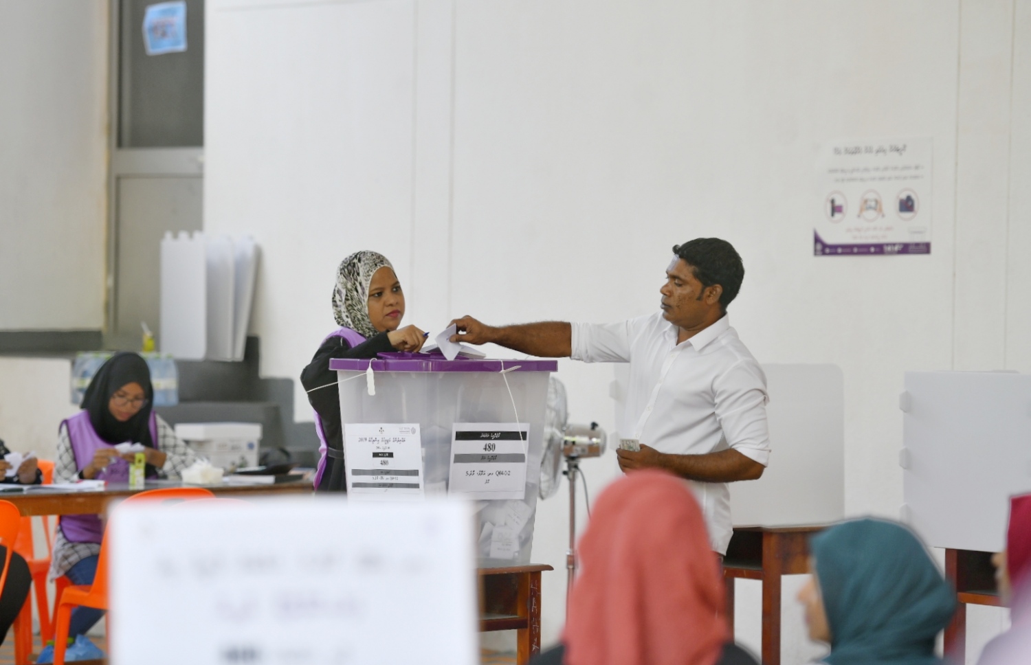 ރައްޔިތުންގެ މަޖިލިސް އިންތިހާބުގައި މީހަކު ވޯޓުލަނީ.-- ފޮޓޯ: ހުސެން ވަހީދު /މިހާރު