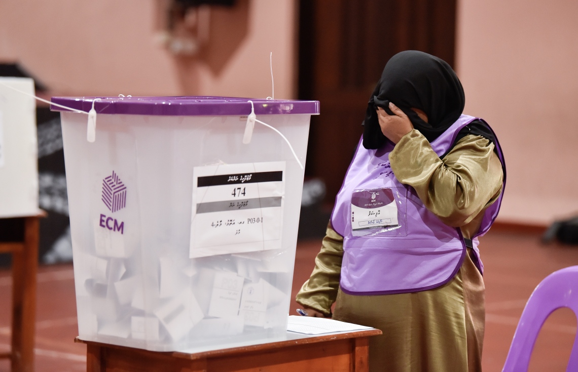 މާލެ: އޭޕްރިލް 6، 2019: ރައްޔިތުންގެ މަޖިލިސް އިންތިހާބުގައި ވޯޓުލާ މަރުކަޒެއް ތެރޭގައި އޮފިޝަލަކު ވޯޓުފޮށި ކާރި މަޑުކޮށްލައިގެން.-- ފޮޓޯ: ނިޝާން އަލީ /މިހާރު