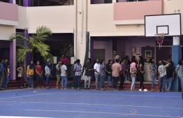 People wait in queue to vote in the 2019 Parliamentary Election 2019. PHOTO: NISHAN ALI / MIHAARU