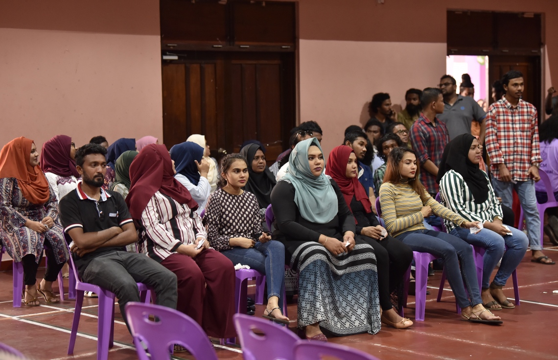 މާލެ: އޭޕްރިލް 6، 2019: ރައްޔިތުންގެ މަޖިލިސް އިންތިހާބުގައި ވޯޓުލާ މަރުކަޒެއް ތެރޭގައި ވޯޓުލުމަށް ބަޔަކު ކިޔޫ ހަދާފައި.-- ފޮޓޯ: ނިޝާން އަލީ /މިހާރު