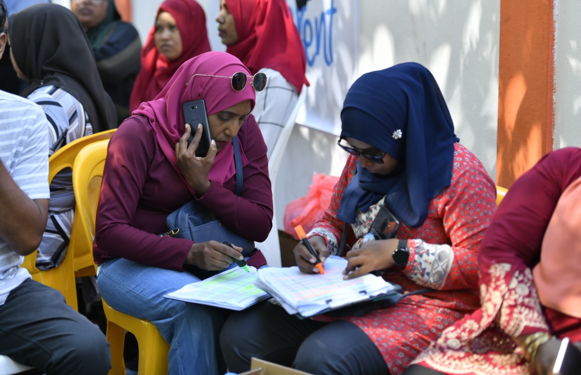 މާލެ: އޭޕްރިލް 6، 2019: ރައްޔިތުންގެ މަޖިލިސް އިންތިހާބުގައި ވޯޓުލަމުންދާ މަރުކަޒެއް ކައިރީގައި މޮނީޓަރުންތަކެއް ހަރަކާތްތެރިވަނީ.-- ފޮޓޯ: ހުސެން ވަހީދު /މިހާރު