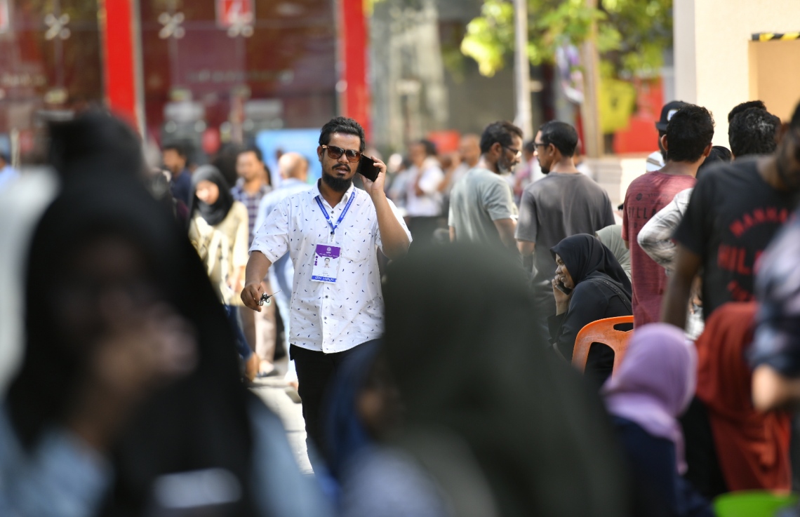 މާލެ: އޭޕްރިލް 6، 2019: ރައްޔިތުންގެ މަޖިލިސް އިންތިހާބުގައި ވޯޓުލަމުންދާ މަރުކަޒެއް ކައިރީގައި މޮނީޓަރަކު ހަރަކާތްތެރިވަނީ.-- ފޮޓޯ: ހުސެން ވަހީދު /މިހާރު