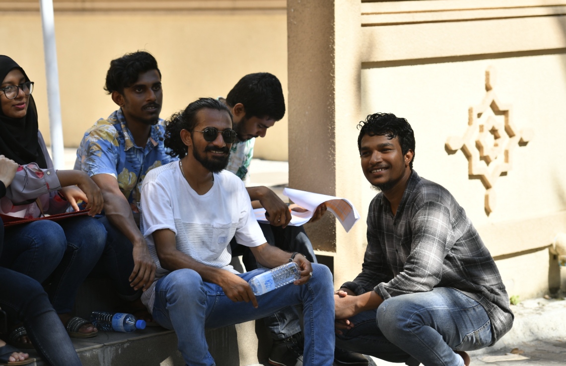 މާލެ: އޭޕްރިލް 6، 2019: ރައްޔިތުންގެ މަޖިލިސް އިންތިހާބުގައި ވޯޓުލަމުންދާ މަރުކަޒެއް ކައިރީގައި ބަަކު އިށީންދެލައިގެން.-- ފޮޓޯ: ހުސެން ވަހީދު /މިހާރު