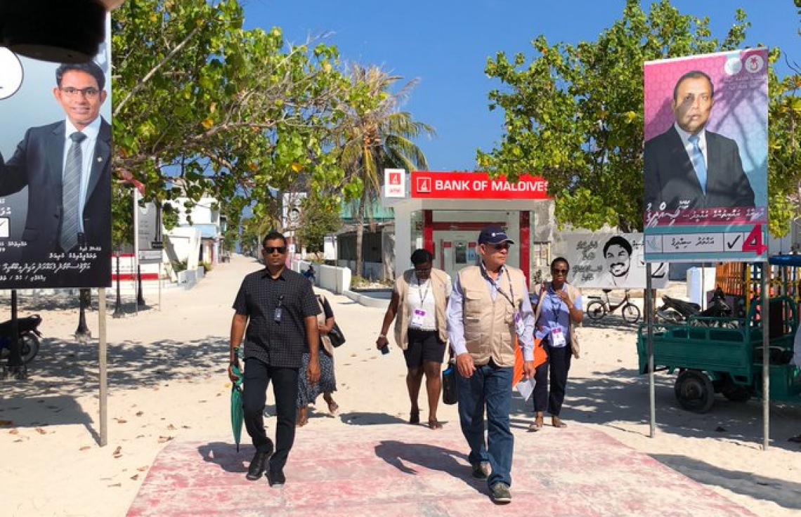 މާލެ: އޭޕްރިލް 6، 2019: ރައްޔިތުންގެ މަޖިލިސް އިންތިހާބުގައި ވޯޓު ލަމުންދާއިރު، ކޮމަންވެލްތުގެ ފަރާތުން ބައެއް އޮބްޒާވަރުން ވޯޓުލަމުންދާގޮތް ބެލުމަށް ހަރަކާތްތެރިވަނީ.-- ފޮޓޯ: އިލެކްޝަންސް ކޮމިޝަން