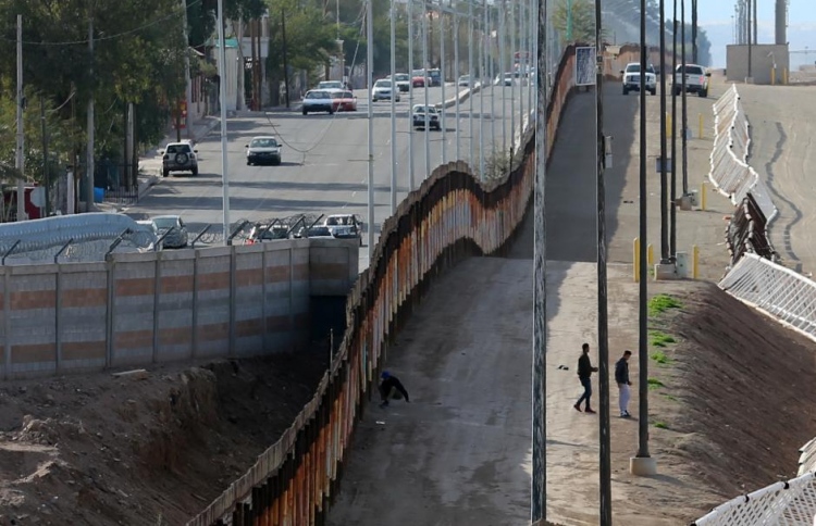 ޓްރަމްޕުގެ ބޯޑަރު ފާރާ 20 ސްޓޭޓުން ދެކޮޅު ހަދައިފި