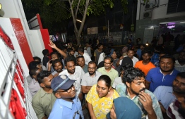 People lining outside voting centers. PHOTO: HUSSAIN WAHEED / MIHAARU