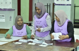 Election officials count ballots after polling closes in the 2019 Parliamentary Election 2019. PHOTO: NISHAN ALI / MIHAARU