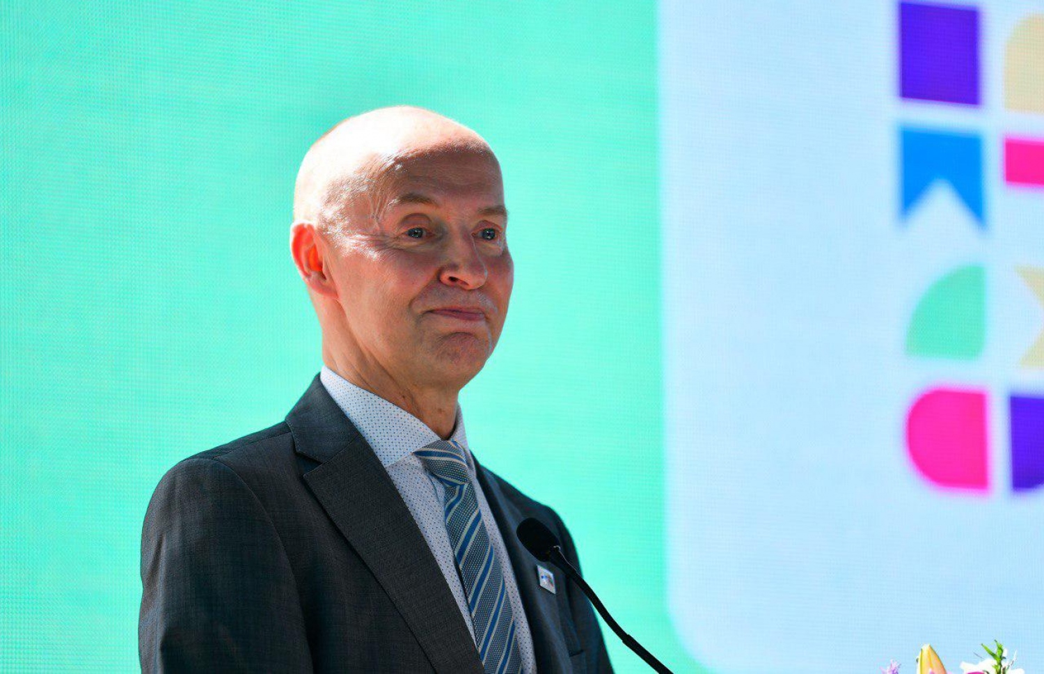 ފިންލެންޑުު އިންޓަނޭޝަނަލް ސްކޫލު ހުޅުވަން ބޭއްވި ރަސްމިއްޔާތުގައި، އެ ގައުމުން އޭޝިޔާ ސަރަހައްދަށް ކަނޑައަޅާފައި ހުންނަވާ ސަފީރު ކަމަރައިނެން ވާހަކަދައްކަވަނީ.--ފޮޓޯ: ހުސެއިން ވަހީދު/ މިހާރު