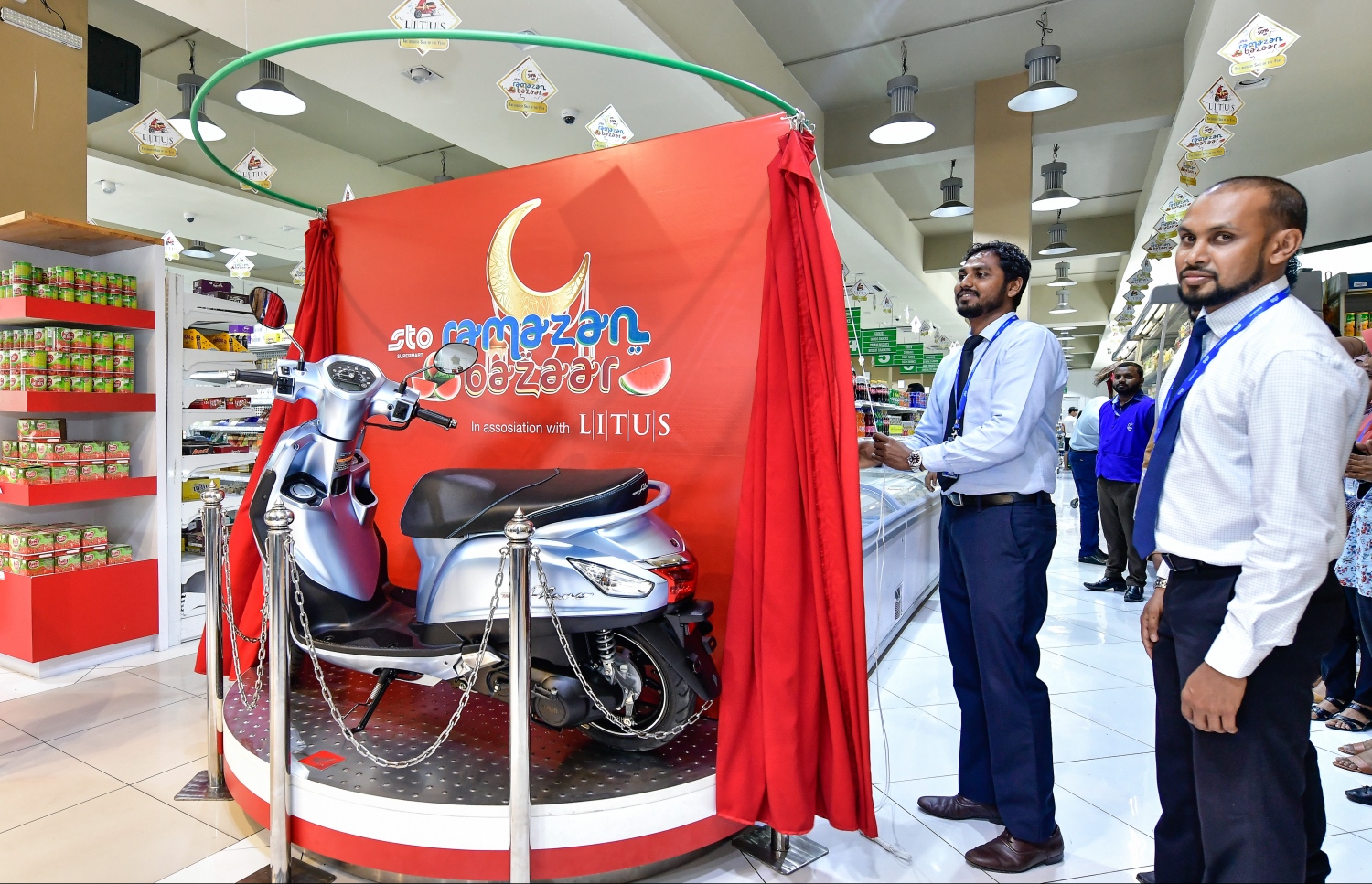 އެސްޓީއޯގެ ސުޕަމާޓުން ފެށި ރަމަޒާން ޕްރޮމޯޝަން ގައި ހޮވާ ނަސީބުވެރިޔާ އަށް ދޭ ސައިކަލް ދައްކާލަނީ.---ފޮޓޯ: ނިޝާން އަލީ/މިހާރު