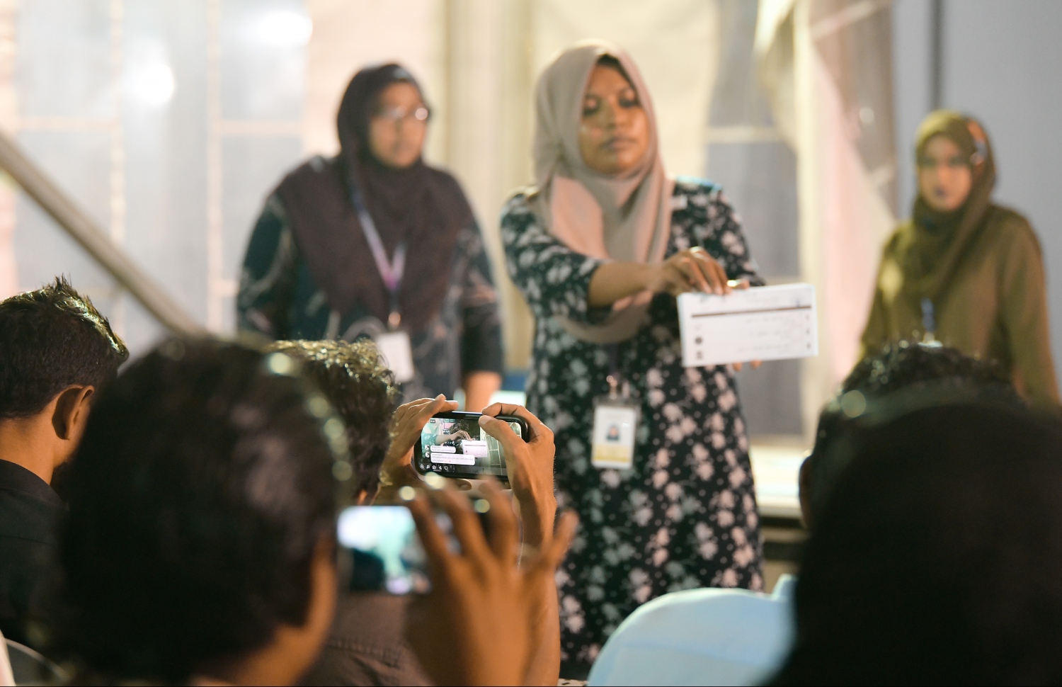 މި އަހަރު ބޭއްވި ރައްޔިތުންގެ މަޖިލިހުގެ އިންތިހާބުގައި ބެހެއްޓި ވޯޓު ފޮއްޓެއް ގުނުމުގެ މަސައްކަތް ކުރަނީ. --- ފޮޓޯ: ހުސެއިން ވަހީދު/ މިހާރު