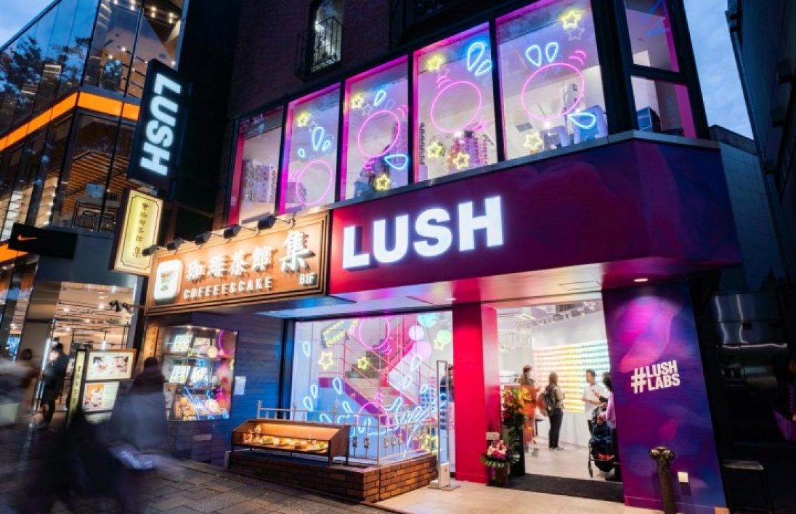 ޔޫކޭގެ "ލަޝް" ސޯޝަލް މީޑިއާ ބޭނުންކުރުން ހުއްޓާލައިފި