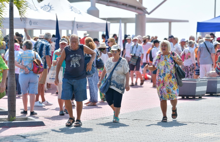 ކްރޫޒްލައިނާތަކުގެ ޓޫރިސްޓުން ފައިބާނެ ގޮތެއް ނެތް!