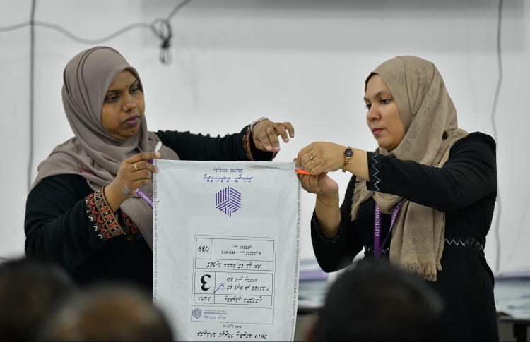 އޮޅުންބޮޅުން: ރައްޔިތުންގެ ނިންމުން