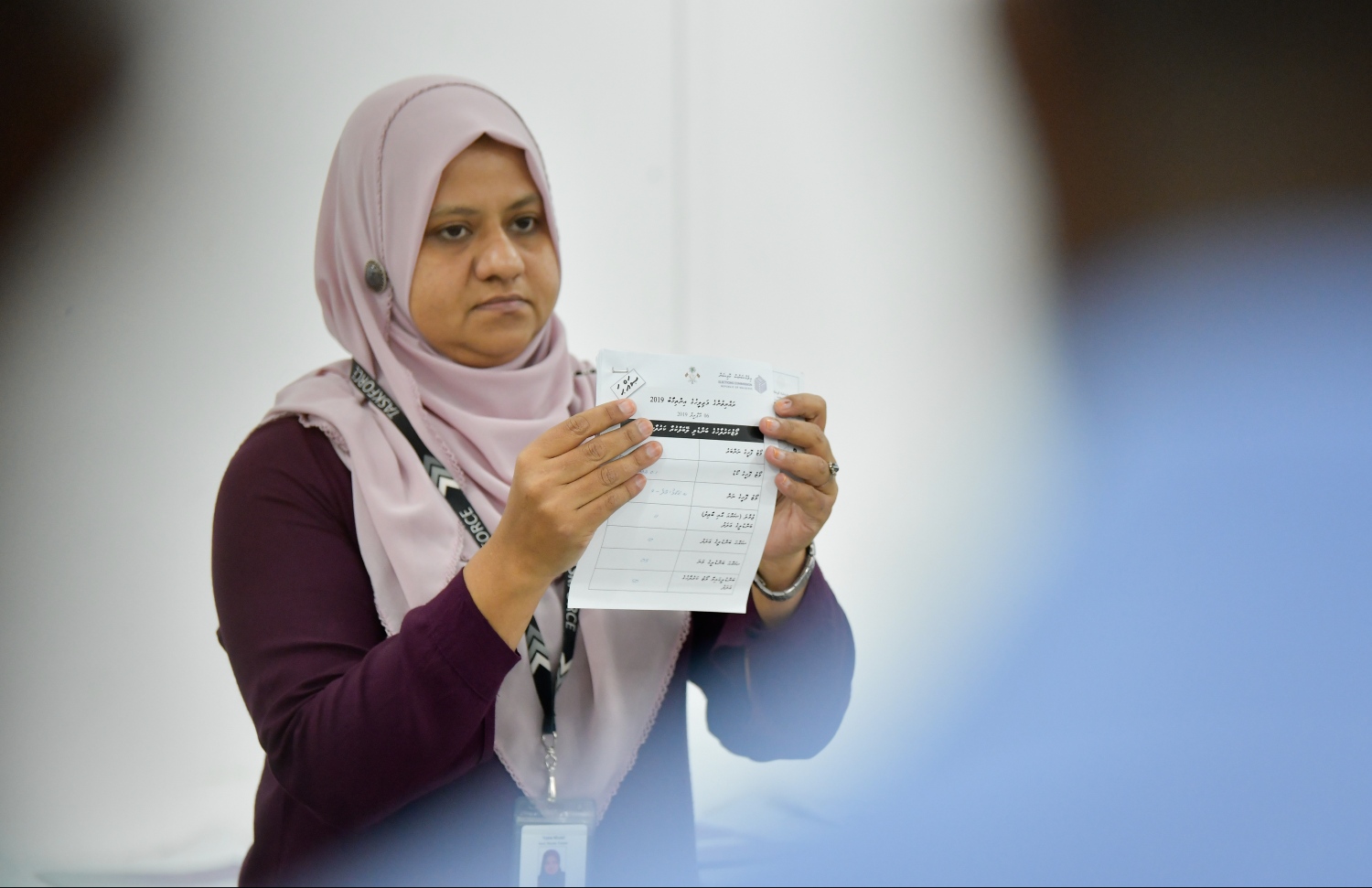 އިލެކްޝަންސް ކޮމިޝަންގެ އޮފިޝަލަކު ވޯޓުތައް އަލުން ގުނުމުގެ މަސައްކަތް ކުރަނީ. --- ފޮޓޯ: ހުސެއިން ވަހީދު/ މިހާރު