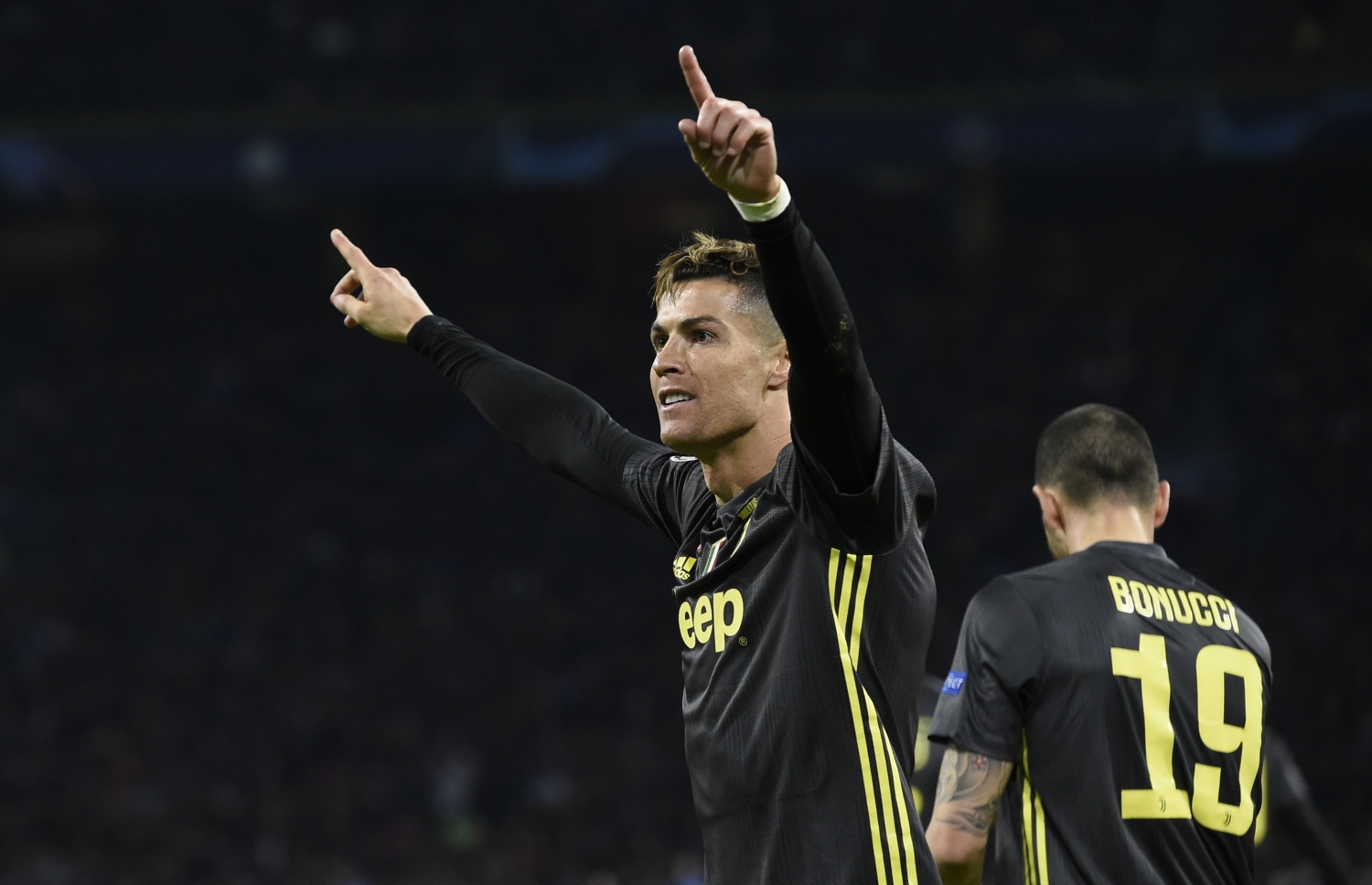 ރޭ އަޔަކްސް ކޮޅަށް ގޯލު ޖެހުމަށް ފަހު ރޮނާލްޑޯ އުފާފާޅުކުރަނީ. -- ފޮޓޯ: އޭއެފްޕީ