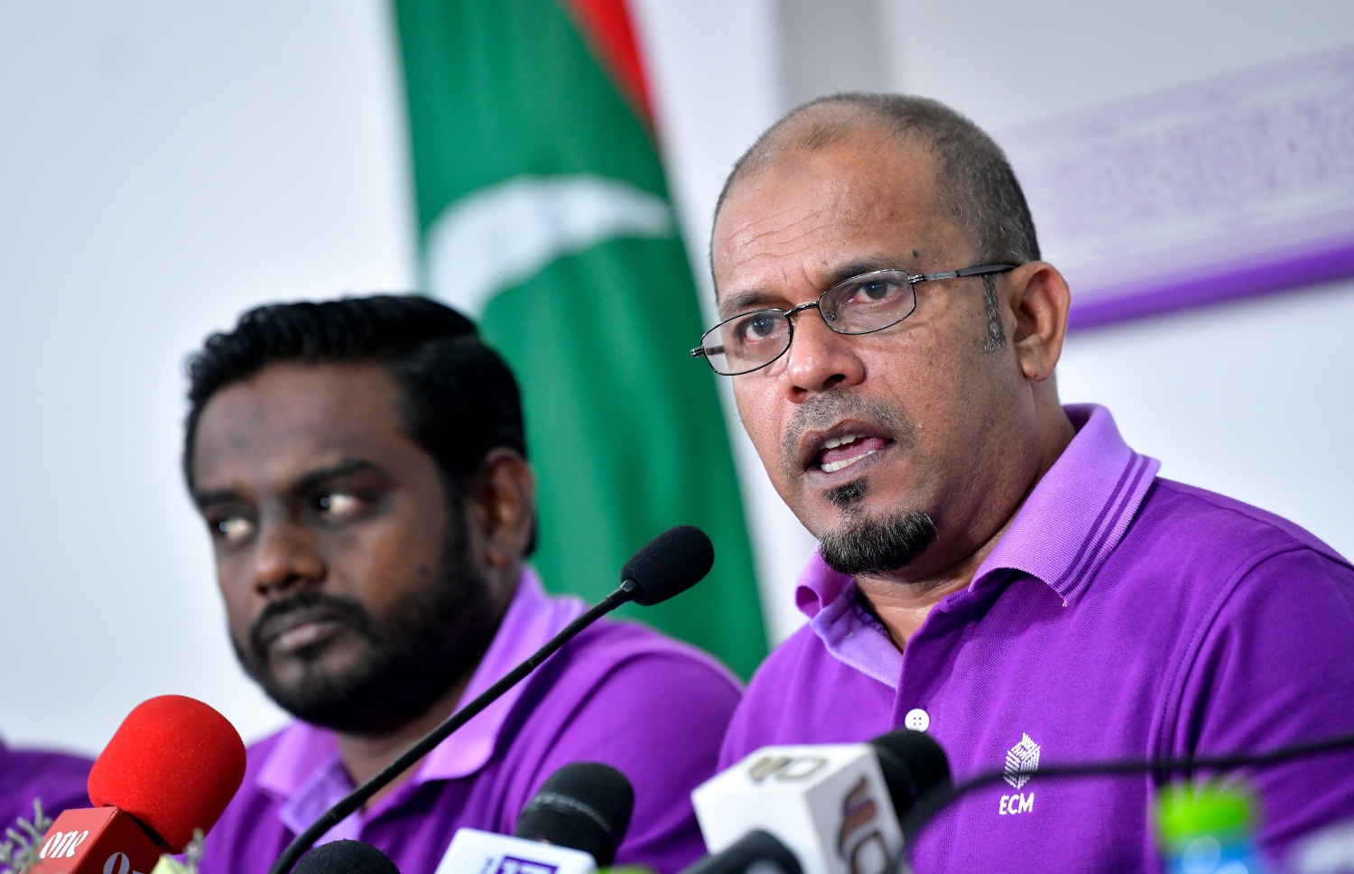 އިންތިޚާބީ މަރުކަޒުގައި މިއަދު ބޭއްވި ނޫސްވެރިންގެ ބައްދަލުވުމުގައި ޝަރީފް ވާހަކަ ދައްކަވަނީ. --- ފޮޓޯ: ހުސެއިން ވަހީދު/ މިހާރު