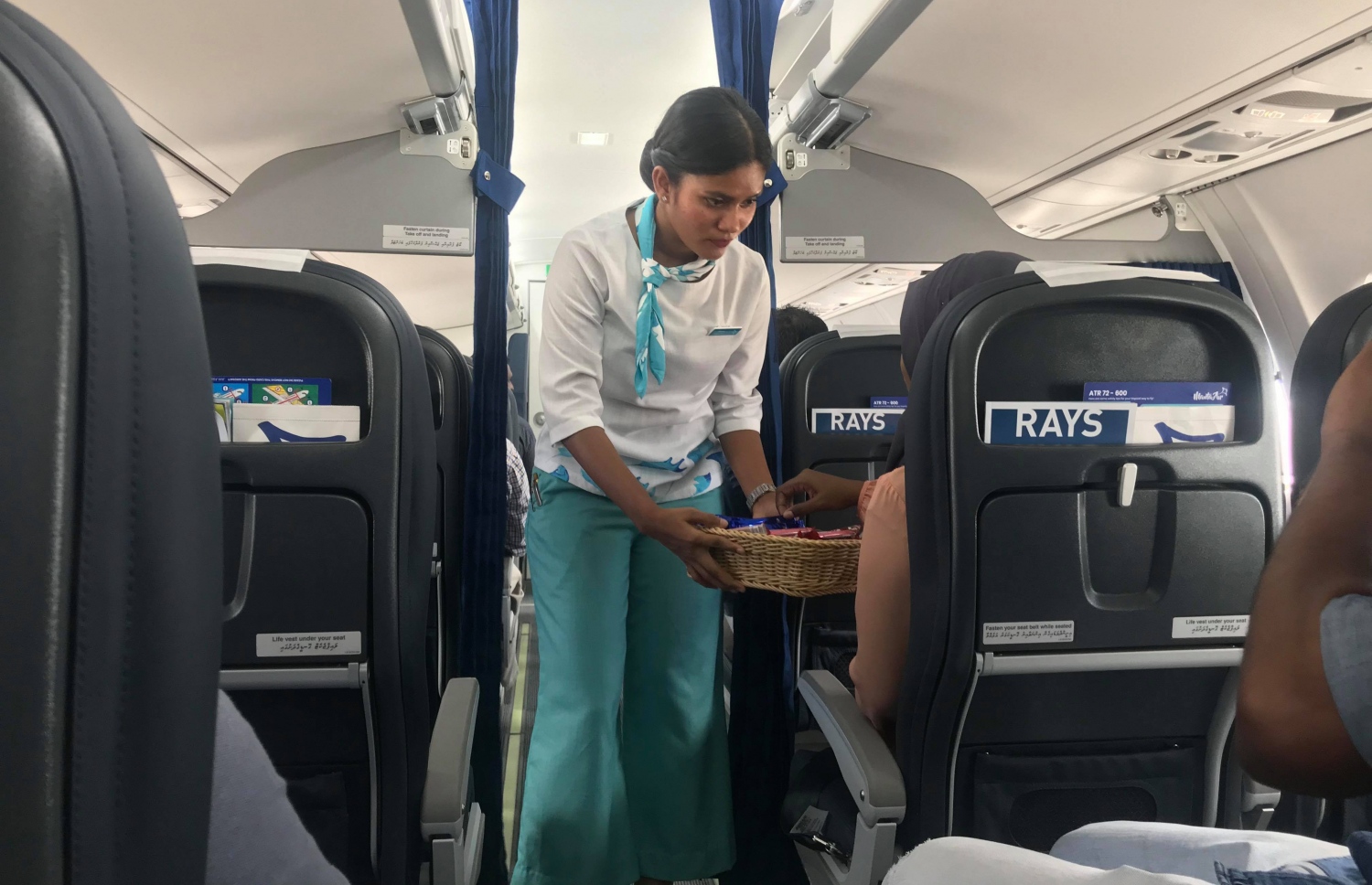 މަންޓާ އެއާގެ ކެބިން ކްރޫއަކު ފަސިންޖަރަަކަށް ޚިދުމަތް ދެނީ.