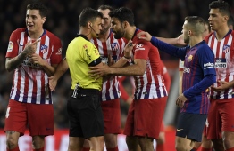 (FILES) In this file photo taken on April 6, 2019 Atletico Madrid's Spanish forward Diego Costa (C-R) argues with Spanish referee Gil Manzano before receiving a red card during the Spanish league football match between FC Barcelona and Club Atletico de Madrid at the Camp Nou stadium in Barcelona. - Costa will miss the rest of the season after being handed an eight-match suspension by the Spanish Football Federation on April 11, 2019. Costa was sent off in the first half of Atletico's 2-0 defeat to Barcelona for directing a crude insult towards referee Gil Manzano. Manzano also reported that Costa had "grabbed" him by the arms during the incident. (Photo by LLUIS GENE / AFP)