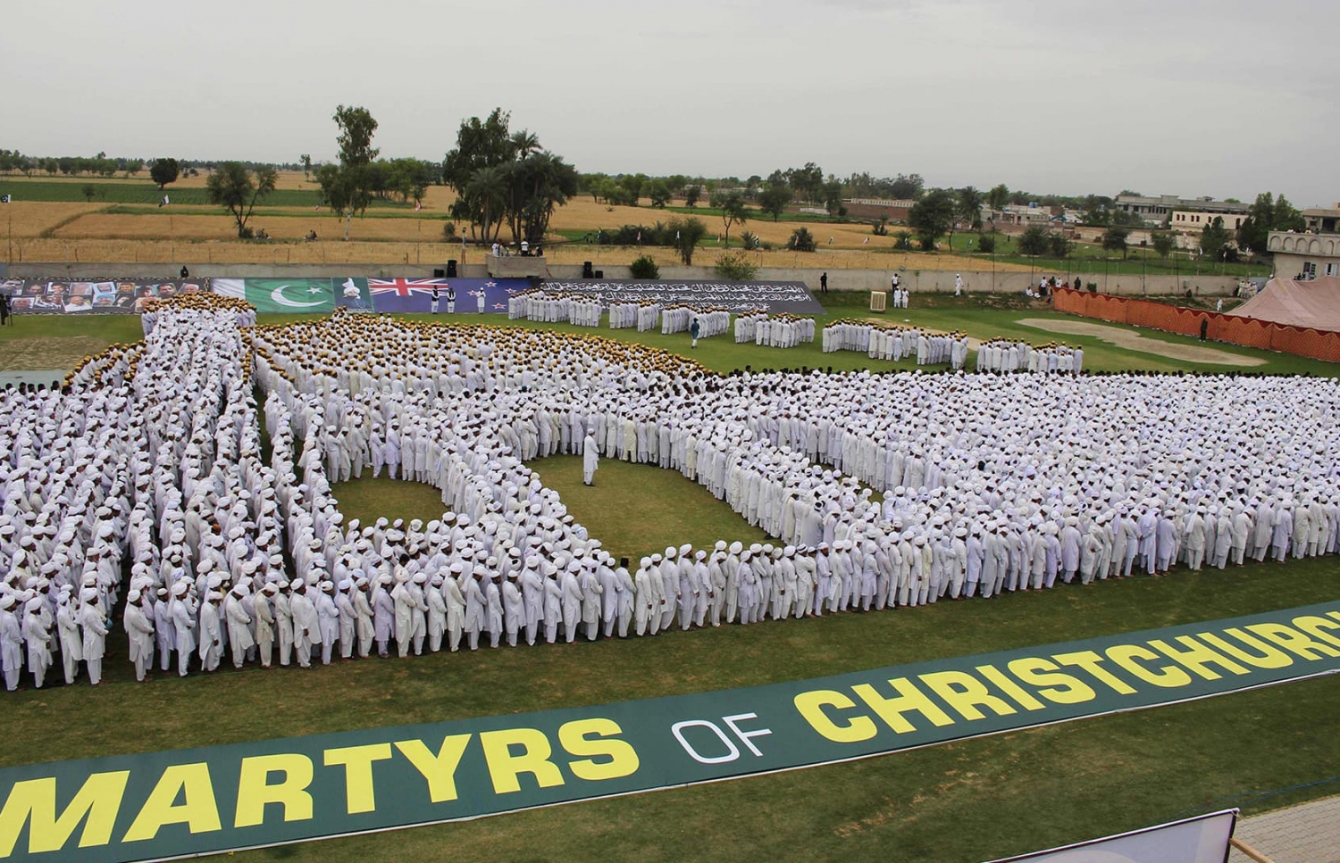 ކްރައިސްޗާޗުގެ އަލް ނޫރް މިސްކިތް ސިފަވާ ގޮތަށް އެތައް ހާސް ބަޔަކު އެތުރިގެން. --ފޮޓޯ:އޭއެފްޕީ